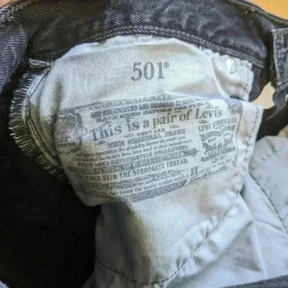LEVI'S 501 women black short In great used condition Size tag has  been Cut - Picture 11 of 12
